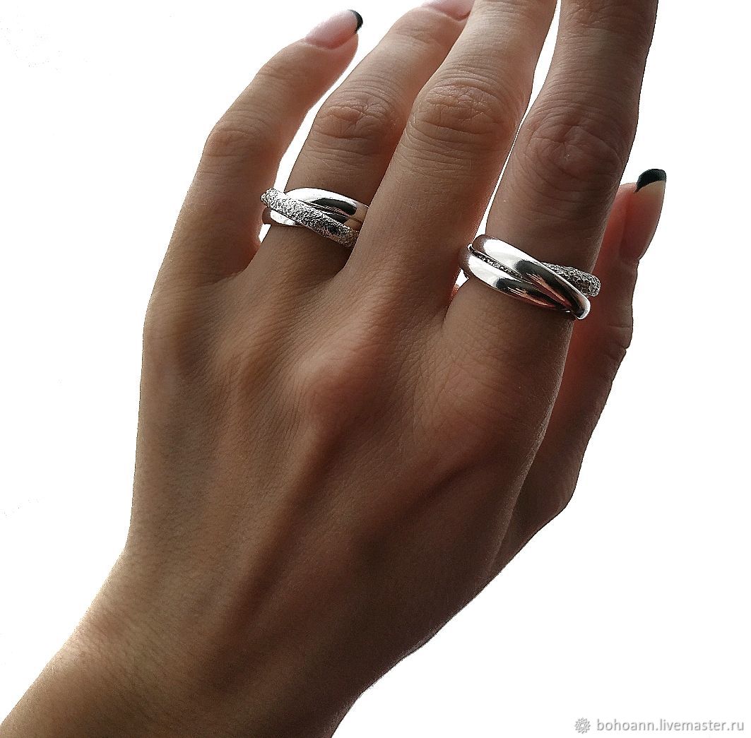 Кольца обручальные из серебра на руке