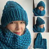 A voluminous scarf, hand knit