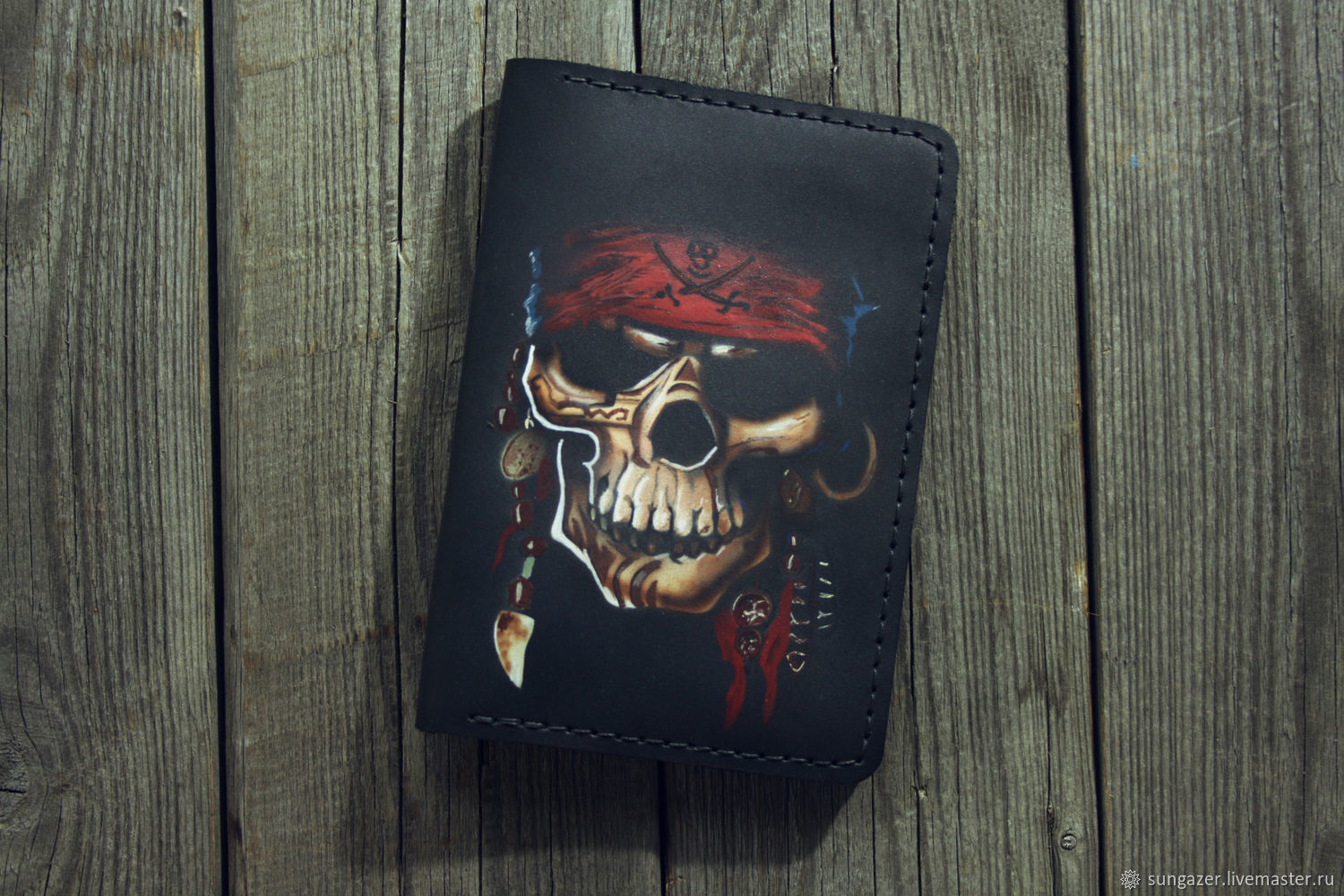 Пиратам обложки. Череп обложка. Мужской кошелек с пиратским черепом.
