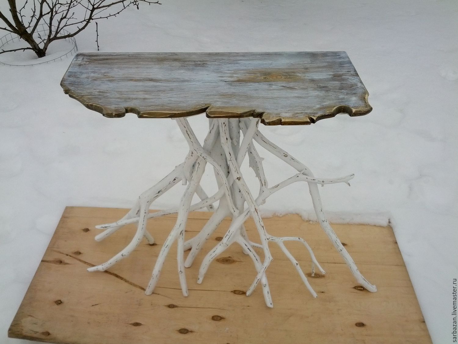 Столик ручной работы из дерева