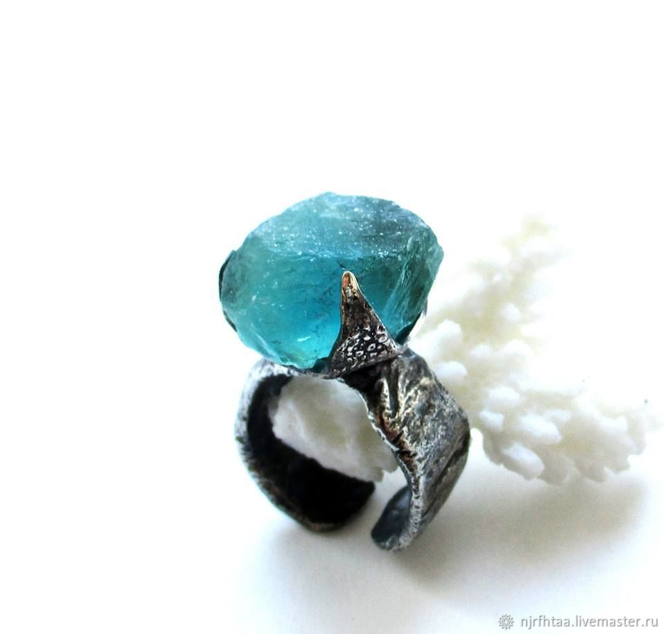 флюорит кольцо синего цвета. кольца синие из сплава. Pomellato кольцо сапфир танзанит. дарк соулс кольцо с синим камнем. перстень королевский циркон серебро.