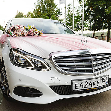 Украшение автомобиля на свадьбу цветами
