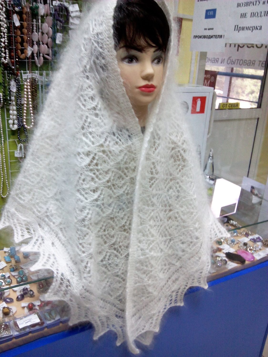 Косынка разм.1,35м на1,9м на 1,35м. 100% кози