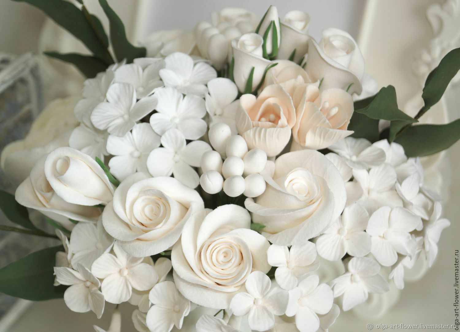 Белые цветы из полимерной глины