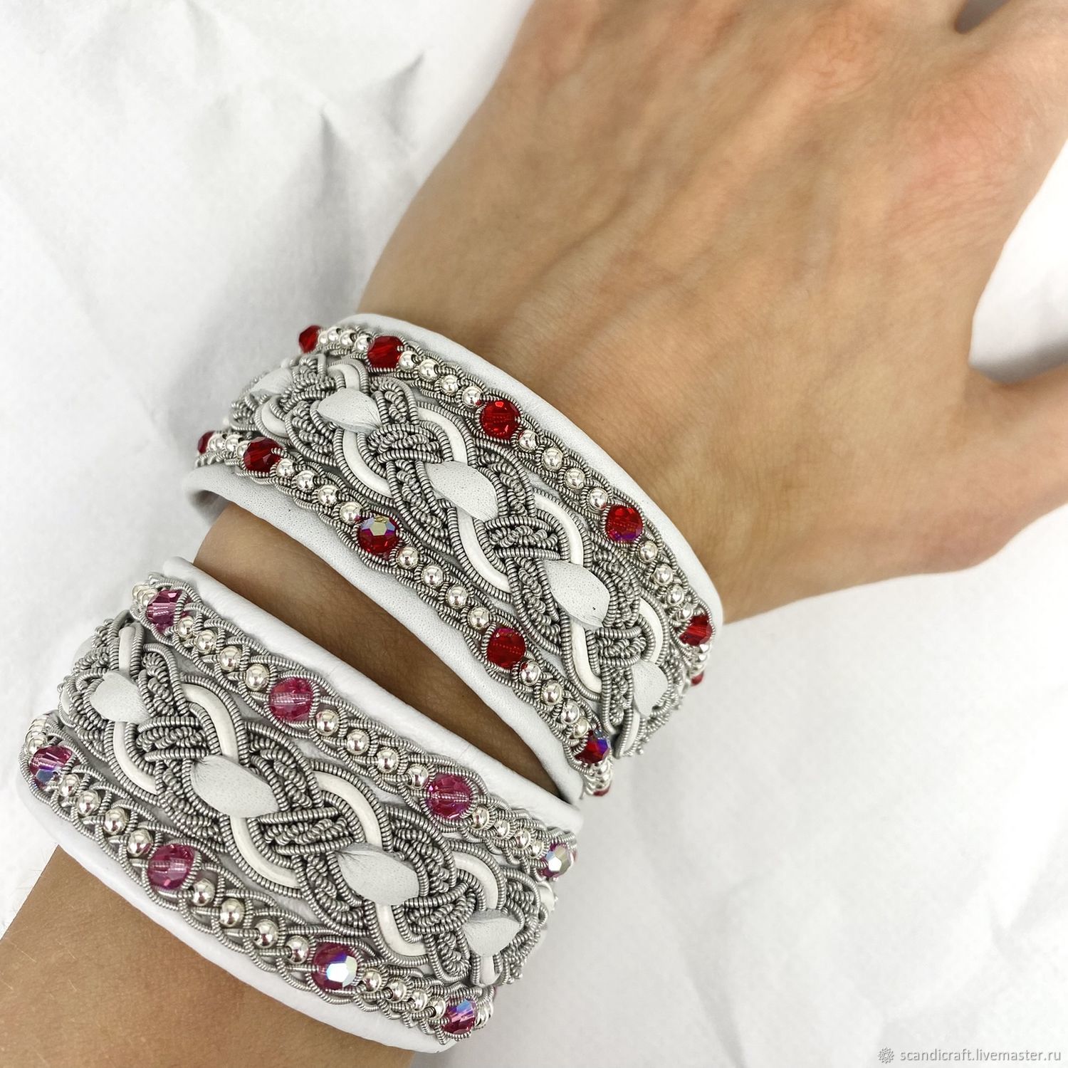 Широкий женский кожаный браслет с серебром и бусинами в интернет-магазинеЯрмарка Мастеров по цене 3200 ₽ – QR610RU