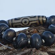 The inlaid Ji Kubera bead is a talisman of financial success