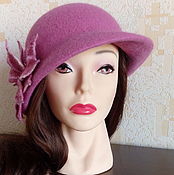 Sombrero de lana lila floreciente