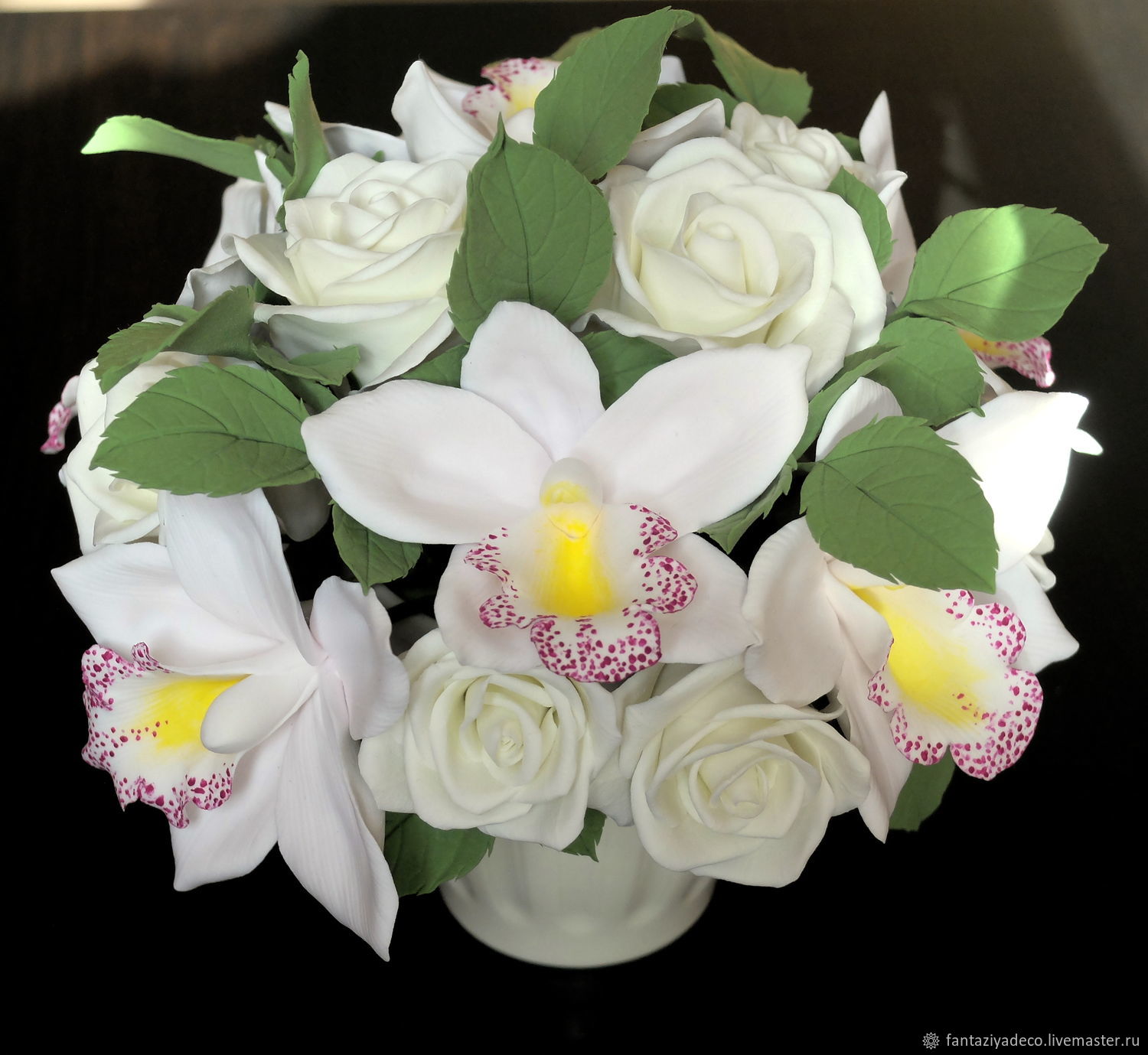 Белые розы и орхидеи букет