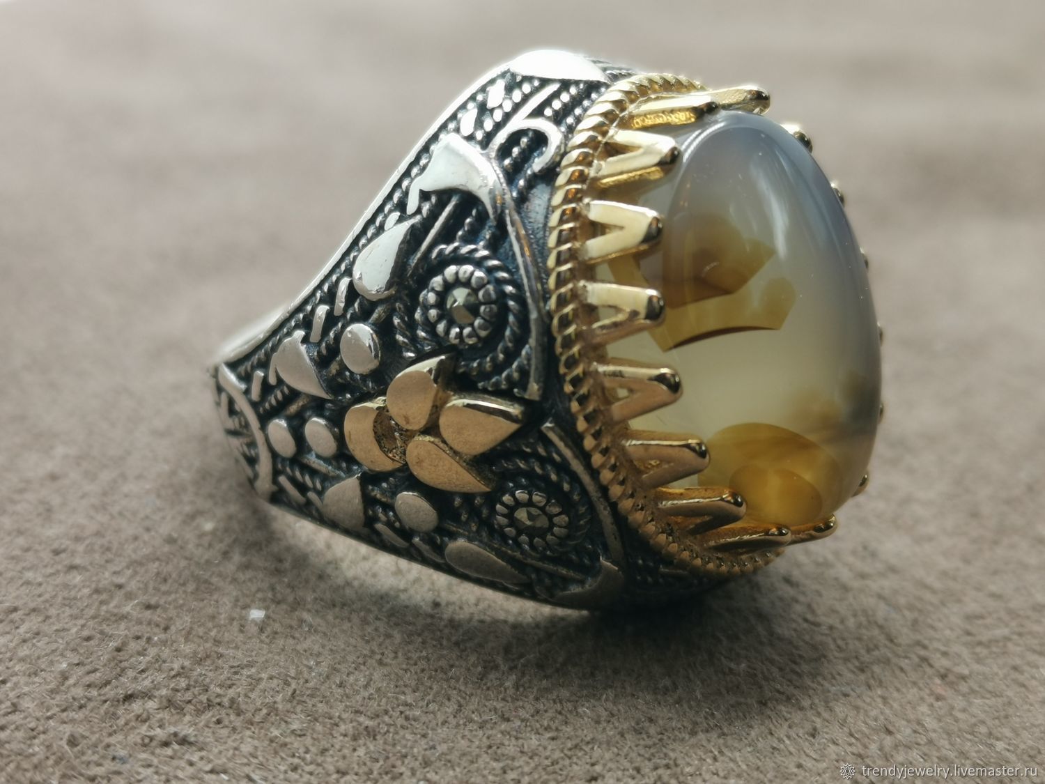 Перстни мужские серебро с камнями. Перстень Готланд агат. Золотая 5850 мужская печатка вайтберес. Печатка агат перстень кольцо. Глазковый агат мужской перстень.