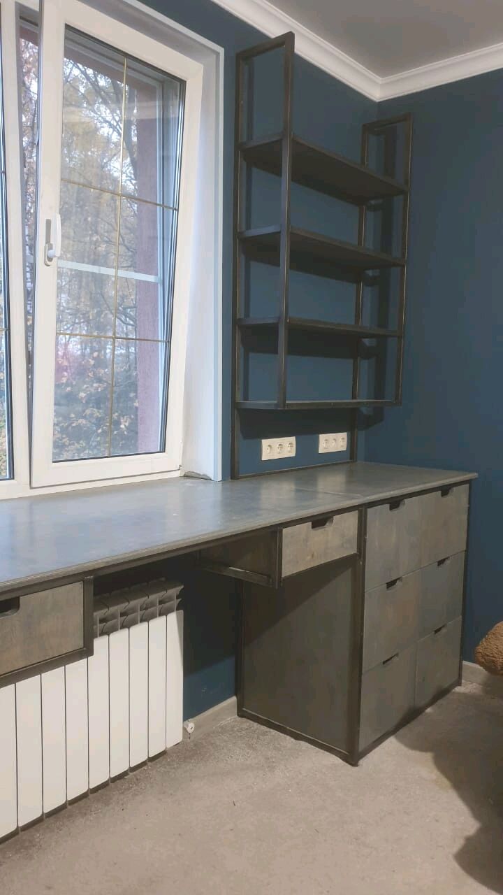 Кухонный стол с полками внизу