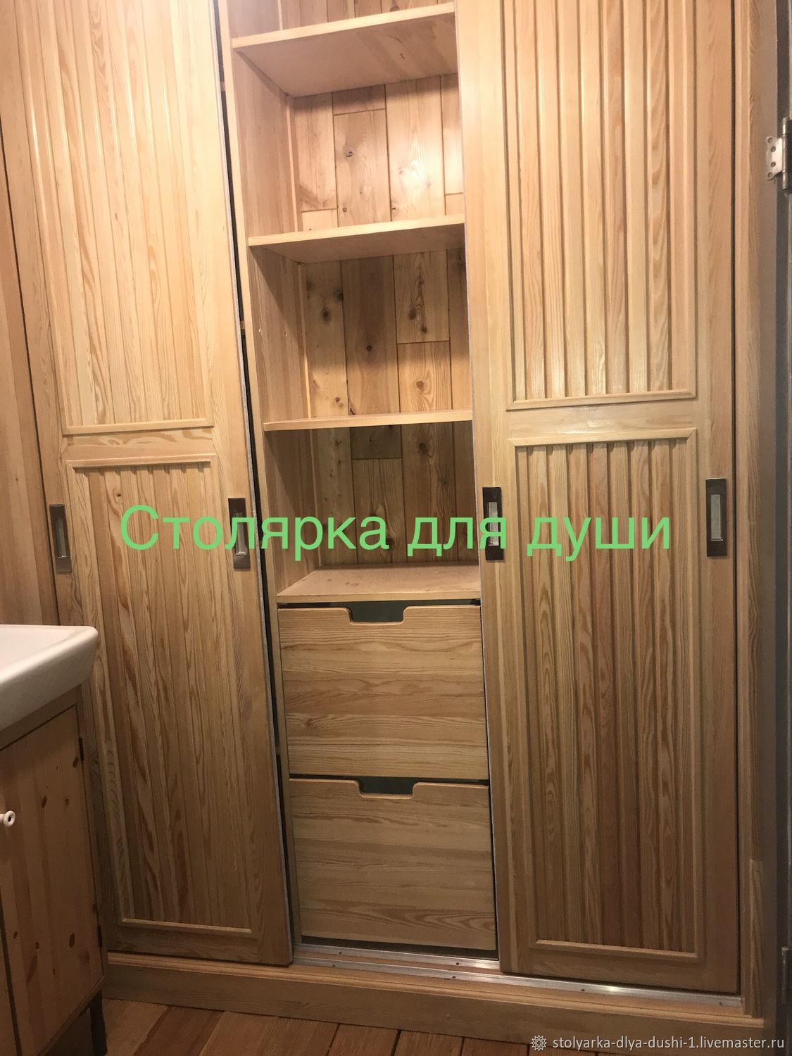 Шкаф из лиственницы в ванной