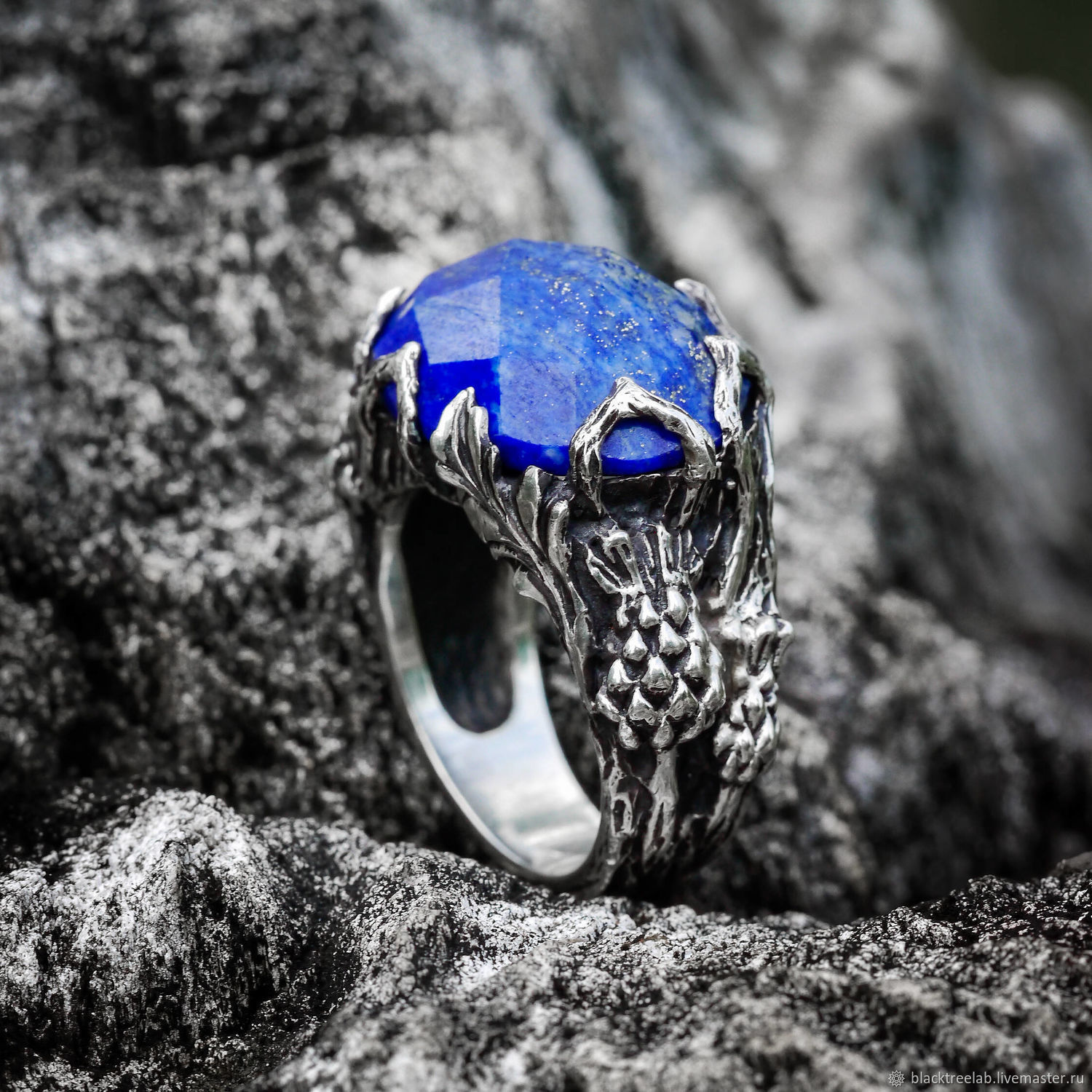 Синий камень на кольце