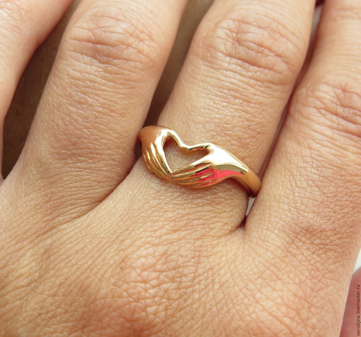 Кольцо золотое любимой. Необычные золотые кольца. Золотое кольцо необычной формы. Кольцо с сердечком. Необычные кольца из золота.
