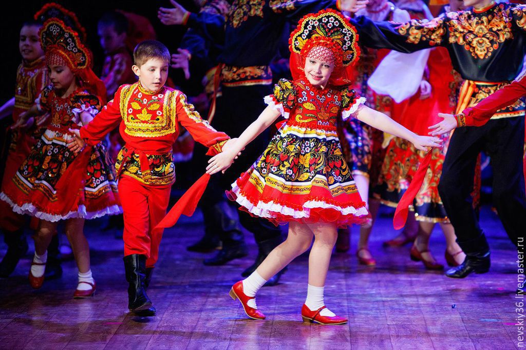Русский костюм в танце
