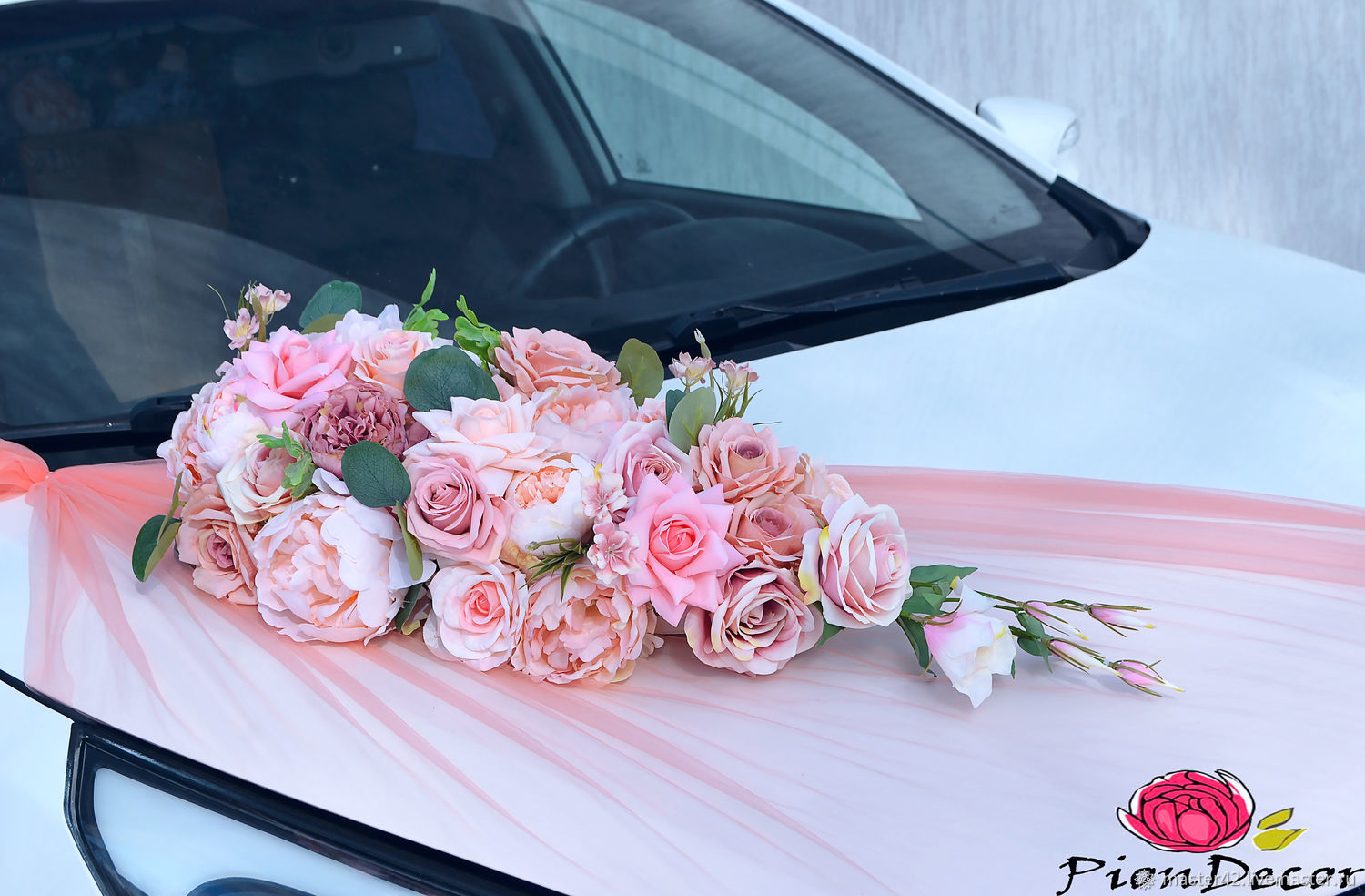 Свадебная машина украшение в персиковом цвете