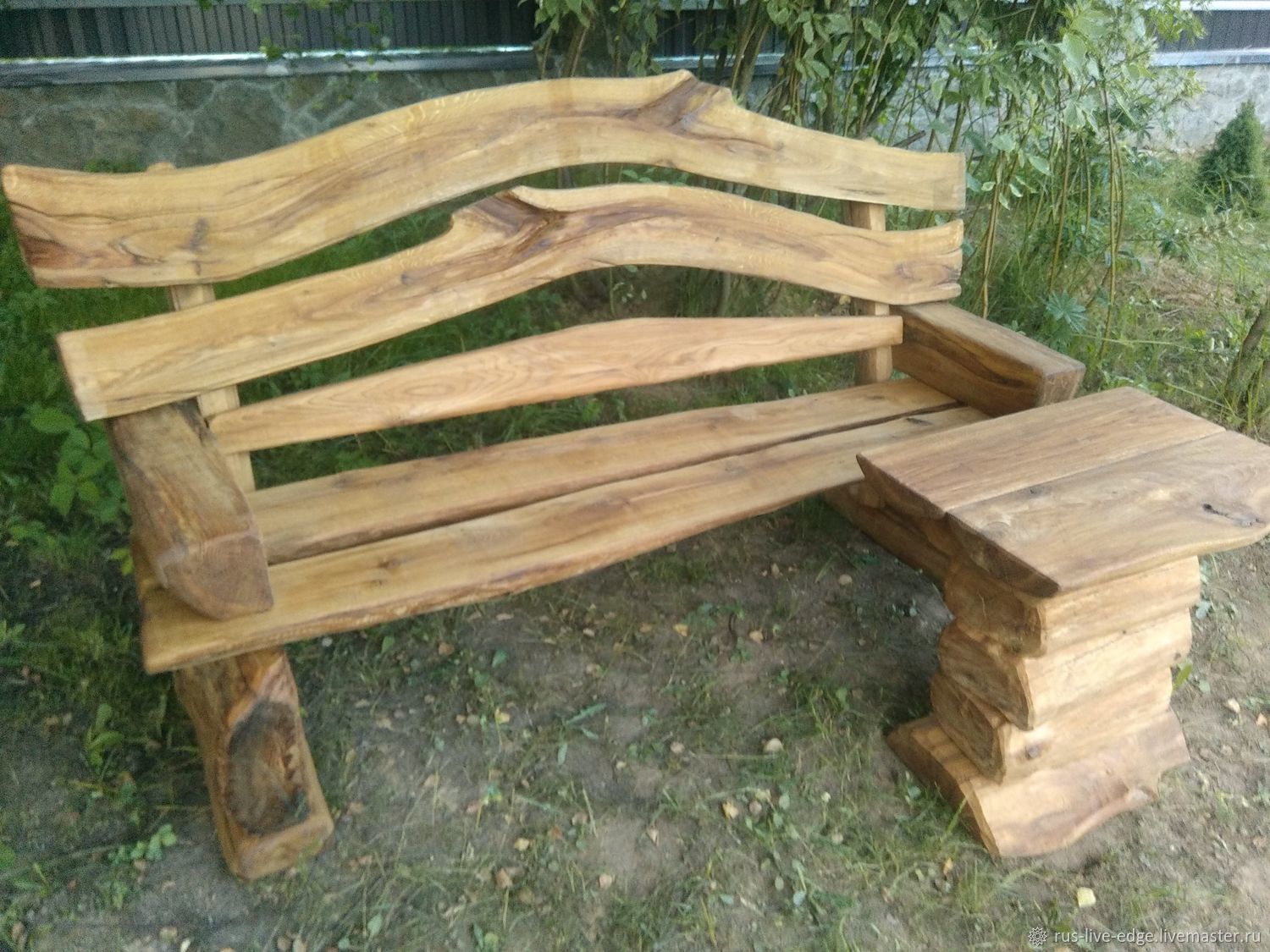 Скамейка из толстого бревна для дачи или парка