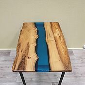 Стол обеденный из массива дерева с эпоксидной смолой