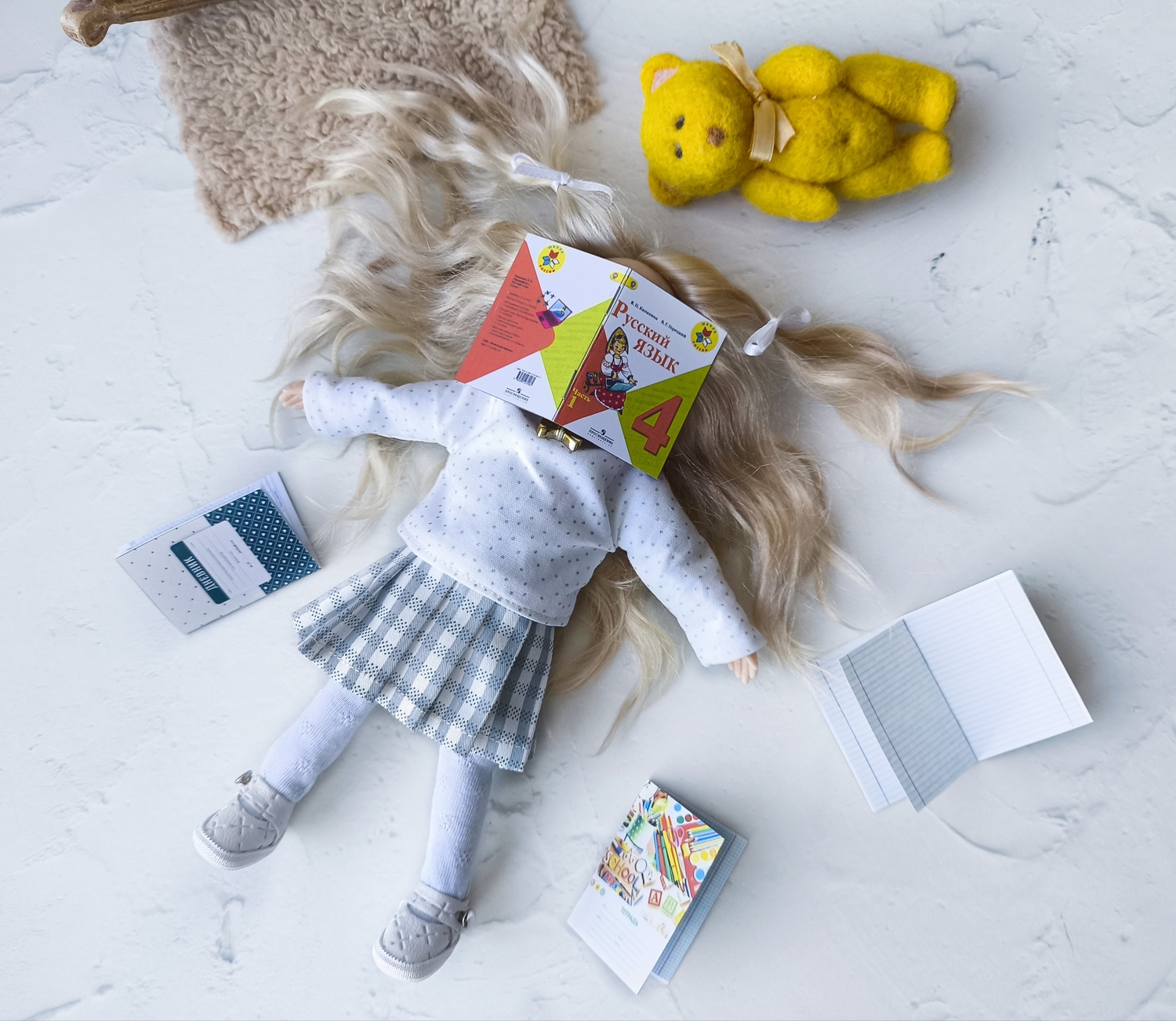 Одеваю кукол и даю им в ручки книги)