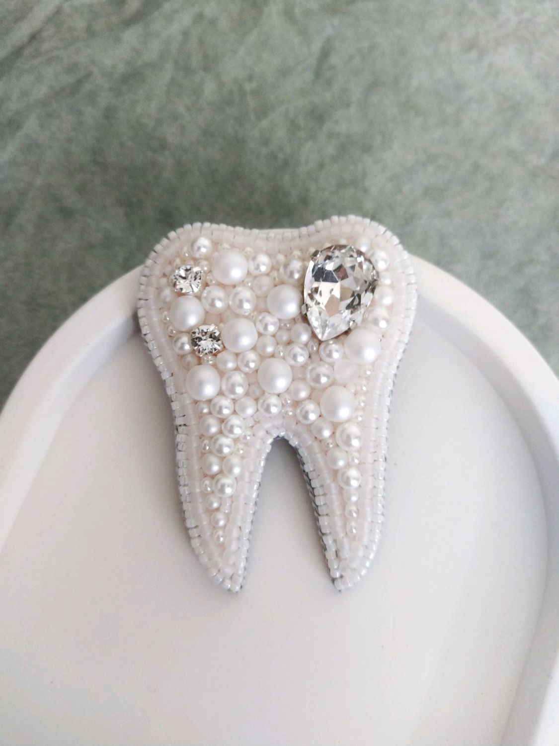 Брошь из бисера зуб для стоматолога, зубного врача купить в интернет-магазине Ярмарка Мастеров по цене 2200 ₽ – SYQAQRU