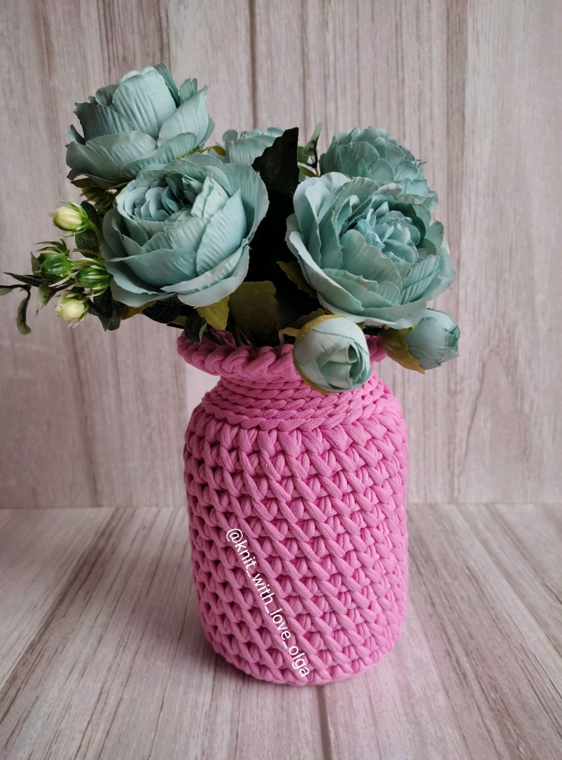 Декоративные вазы и цветы из газетных трубочек