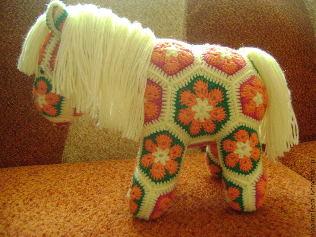 лошадь мотивами. вязание крючком игрушки лошадка. лошадь из мотивов. лошадка из мотивов. лошадь мотивами.