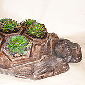 Rabbit with raised paw made of polyresin garden decor