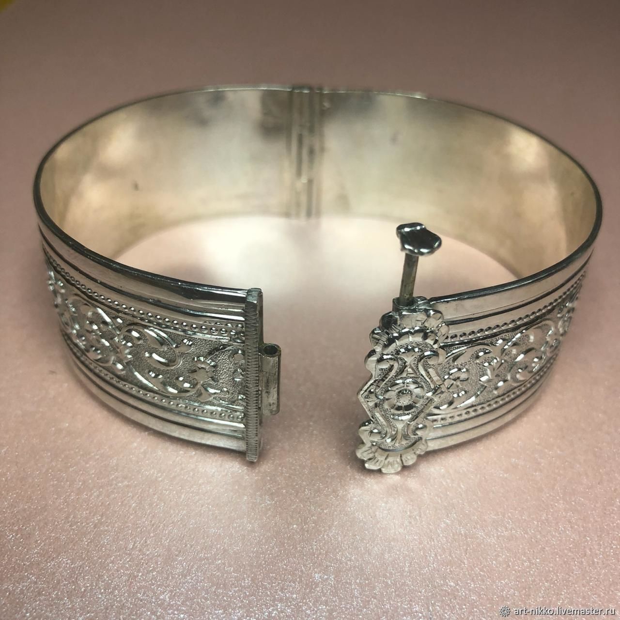 Жесткие женские браслеты из серебра