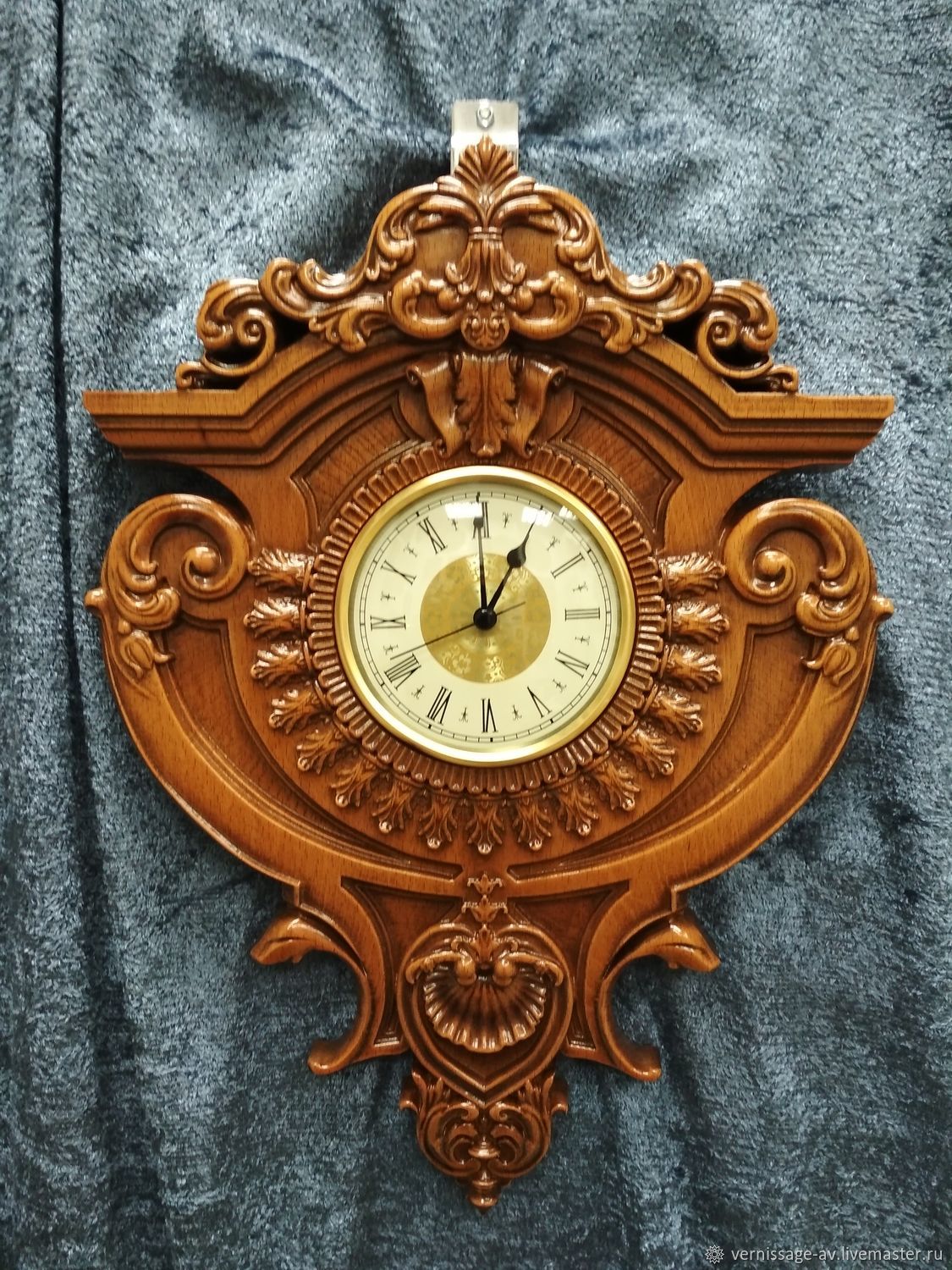 Настенные часы в деревянном корпусе