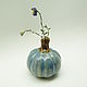 Керамическая ваза ручной работы, выглядящая точь в точь как маленькая тыква. Этот керамический овощ имеет необычный для тыквы синий цвет, поэтому интересно сочетается с цветами как ваза для сухоцвета.