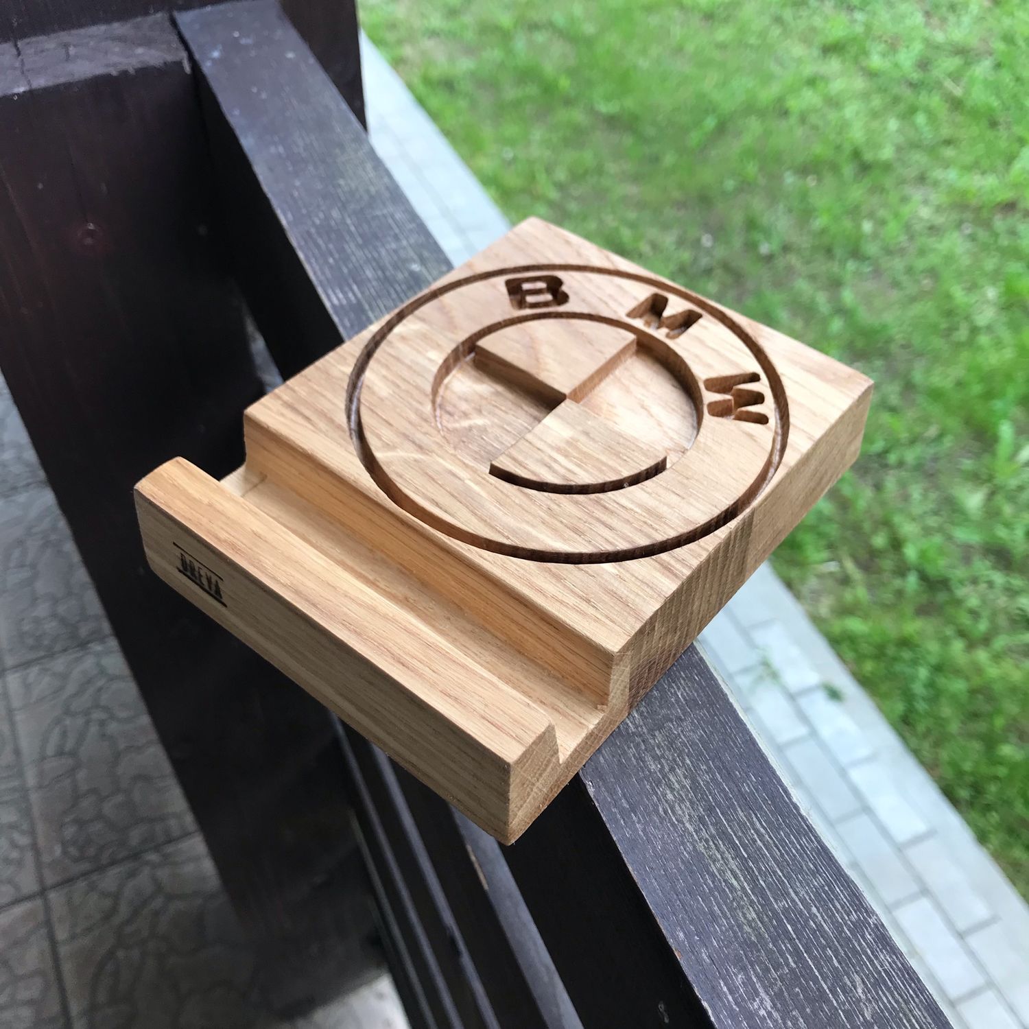 Подножка минск 125. Подставка минск. Деревянная резная тумбу подставка для цветов 30 ×30 цвет махагон. Ами мебель подставка под ноутбук. Барная стойка с полками для кухни.