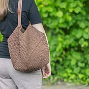 Женская мини сумка из джута с кожаным клапаном и ремнём