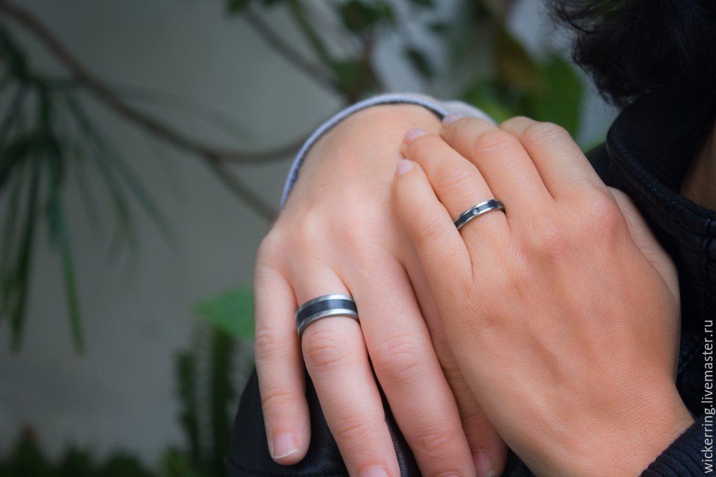 К чему снится обручальное кольцо мужа. Черные обручальные кольца. Титановые обручальные кольца. Обручальное кольцо комбинированное. Титановые обручальные кольца на руке.