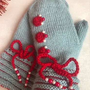 Аксессуары ручной работы. Ярмарка Мастеров - ручная работа Варежки  в цвете талой воды из ангоры с вышивкой и бусинками. Handmade.