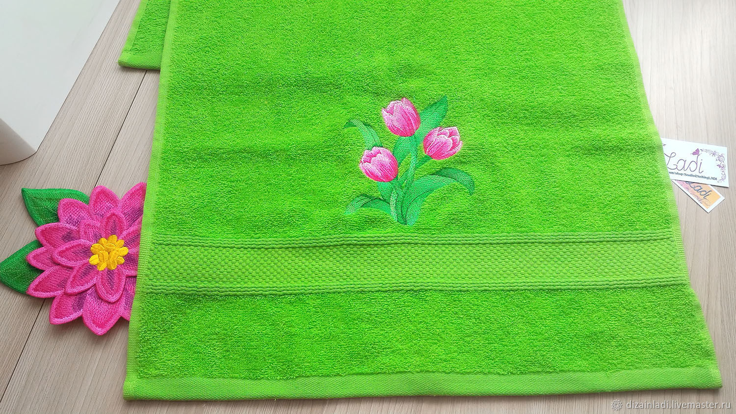 Махровое полотенце с вышивкой "Тюльпаны"