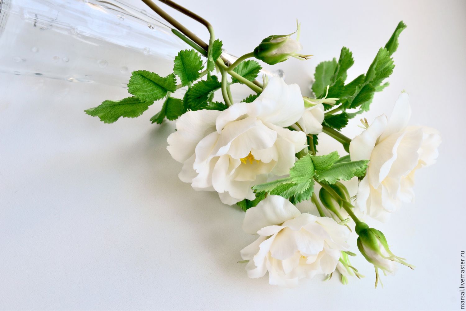 Цветы шиповника для украшения торта в фото