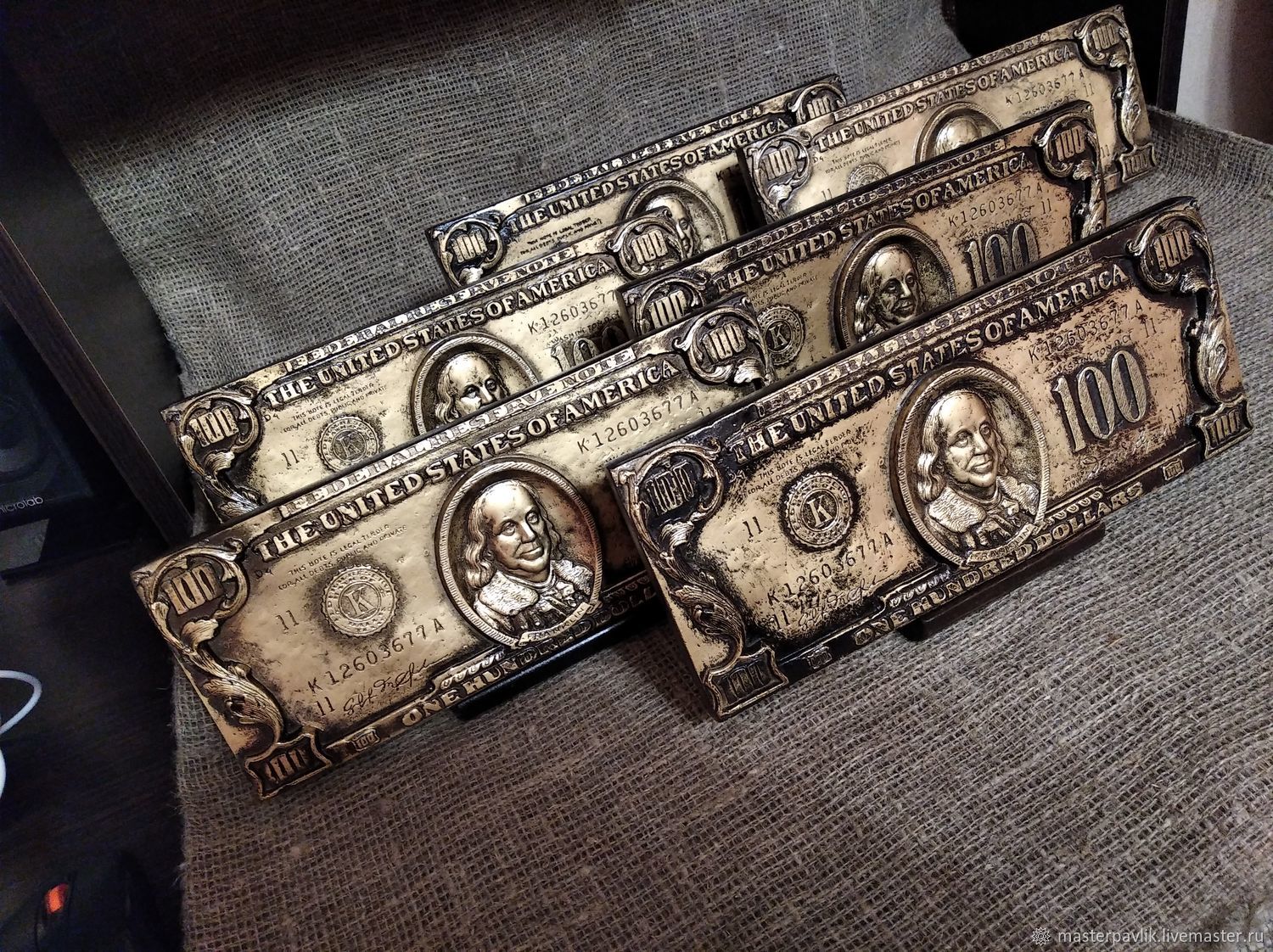 сувенирные доллары. сувенирные доллары. доллар бумажный. сувенир доллар на подставке. 100 долларов имитация сувенир.