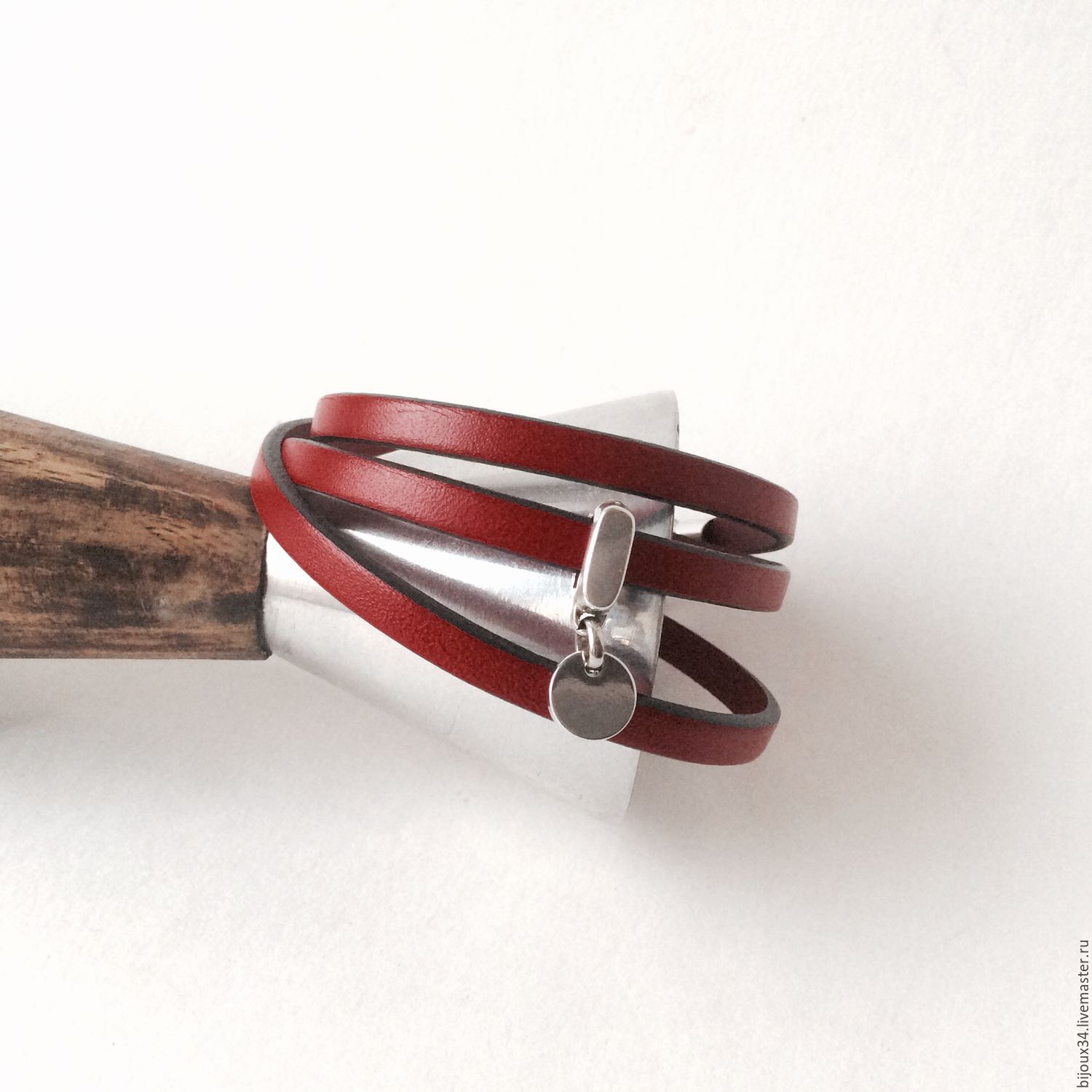 Красный браслет-намотка, кожа, с подвеской