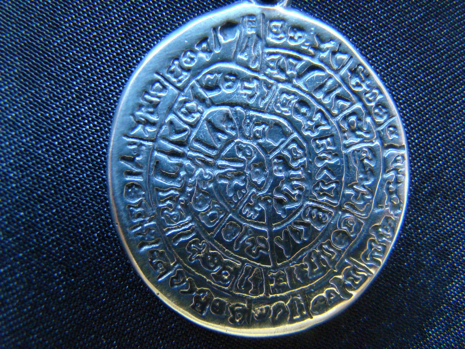 Медальон Фестский диск