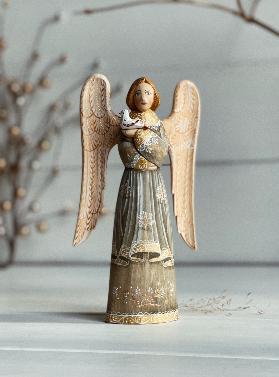 Wood angel. Деревянный ангел. Ангел деревянный расписной. Деревянный ангел декор. Ангел хранитель из дерева.