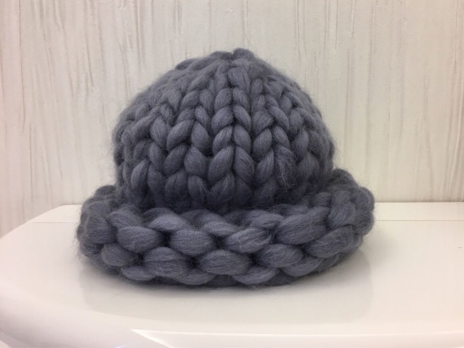 Объемная шапка. Шапка крупной вязки с отворотом. Объемные шапки для женщин. Шапка из объемной пряжи. Шапка женская объемная.