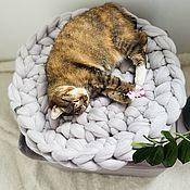 Лежанки: Вязанная лежанка для кошки на окно из шерсти