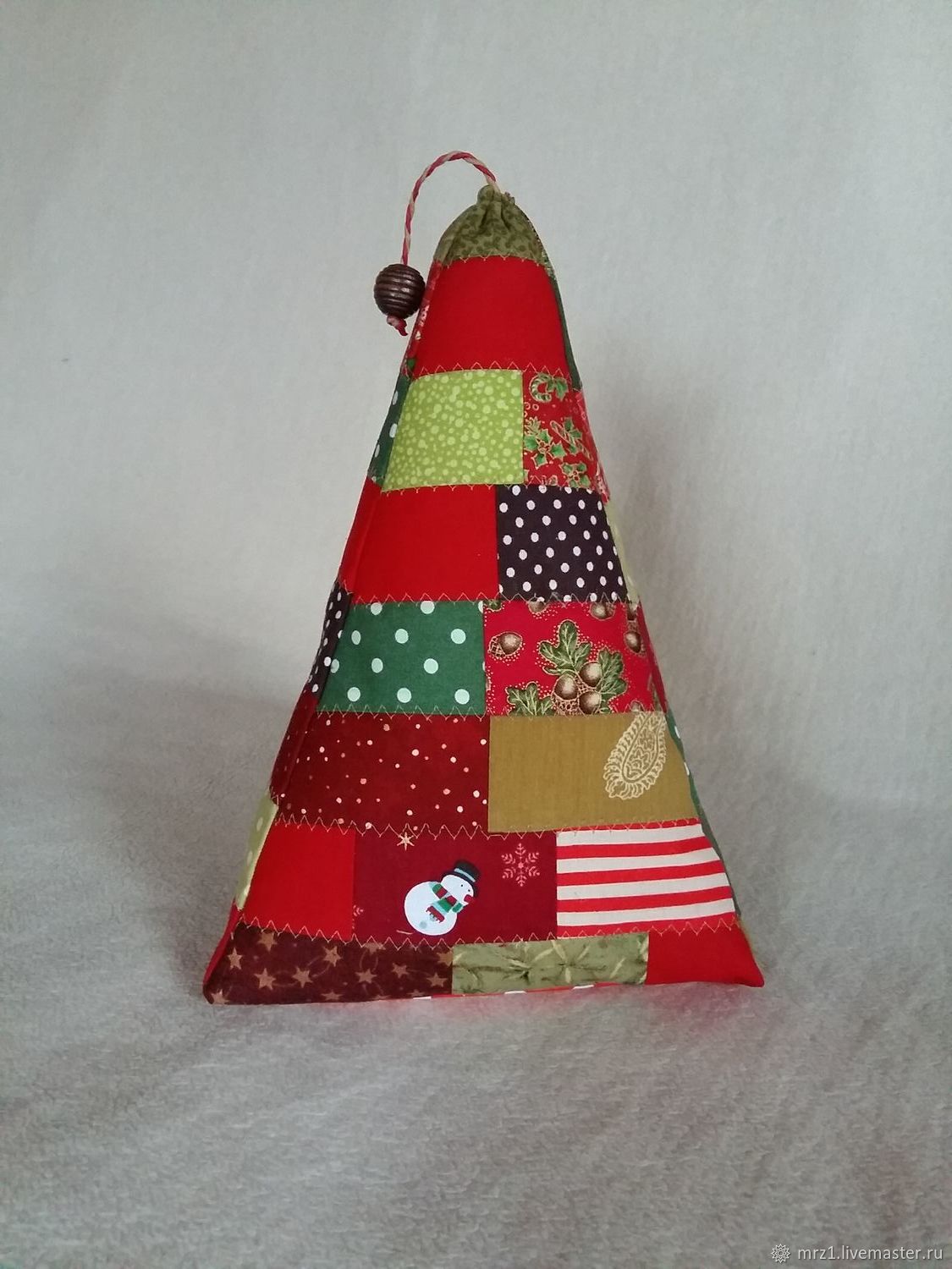 новогодняя ёлка в стиле пэчворк. новогодняя лоскутная игрушка. елка пэчворк. елка пэчворк. елка в стиле пэчворк.