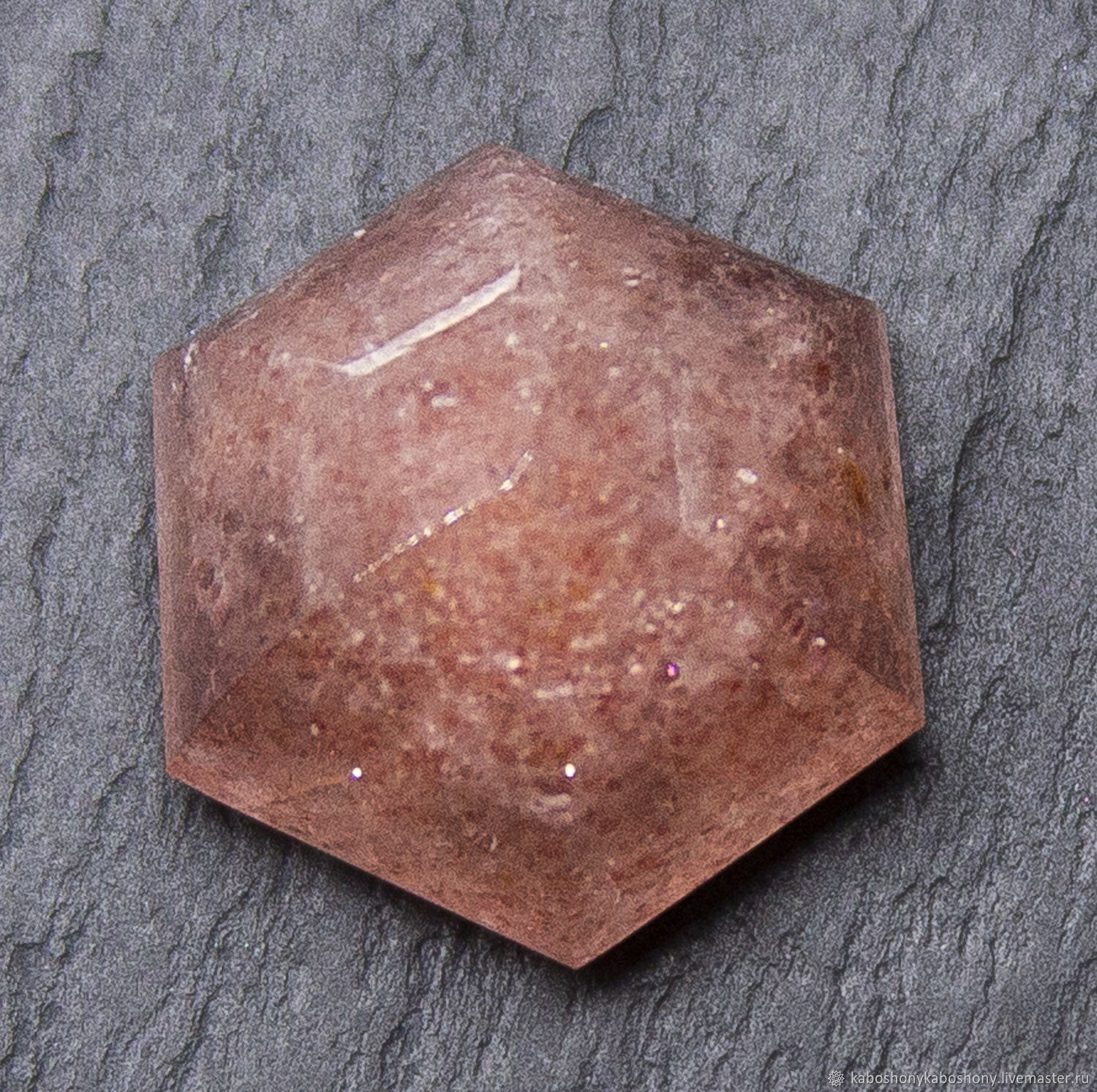 Земляничный кварц Авторский кабошон 16*16*9,5 мм в интернет-магазине ...