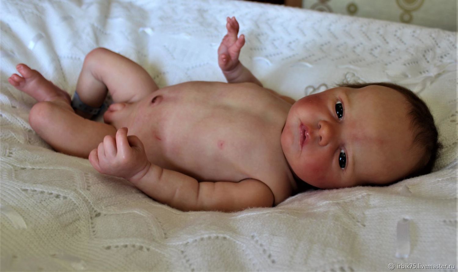 Младенец новорожденный голый