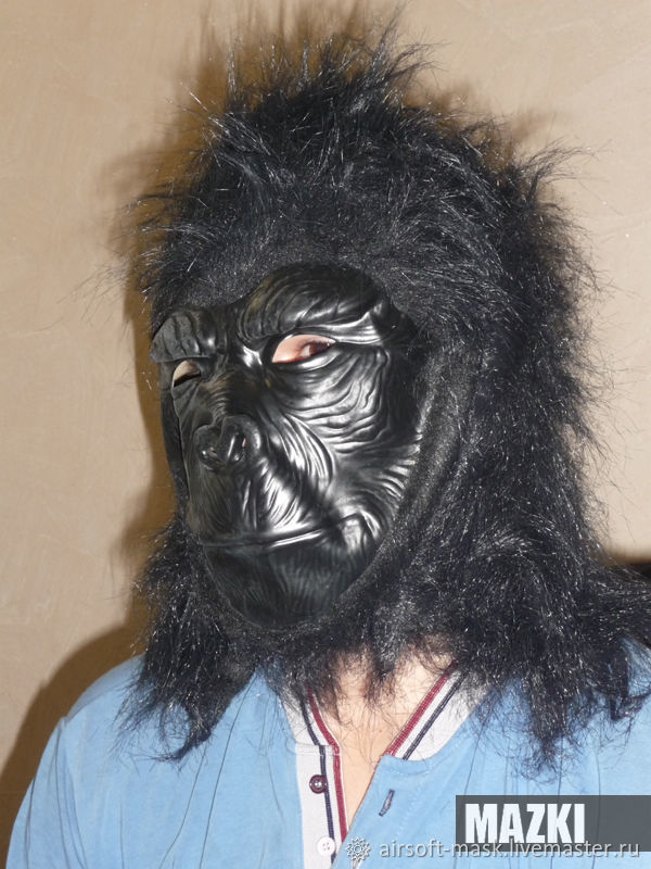 Выступление гориллы в маске