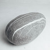 Бежевый камень из войлока d 30 см