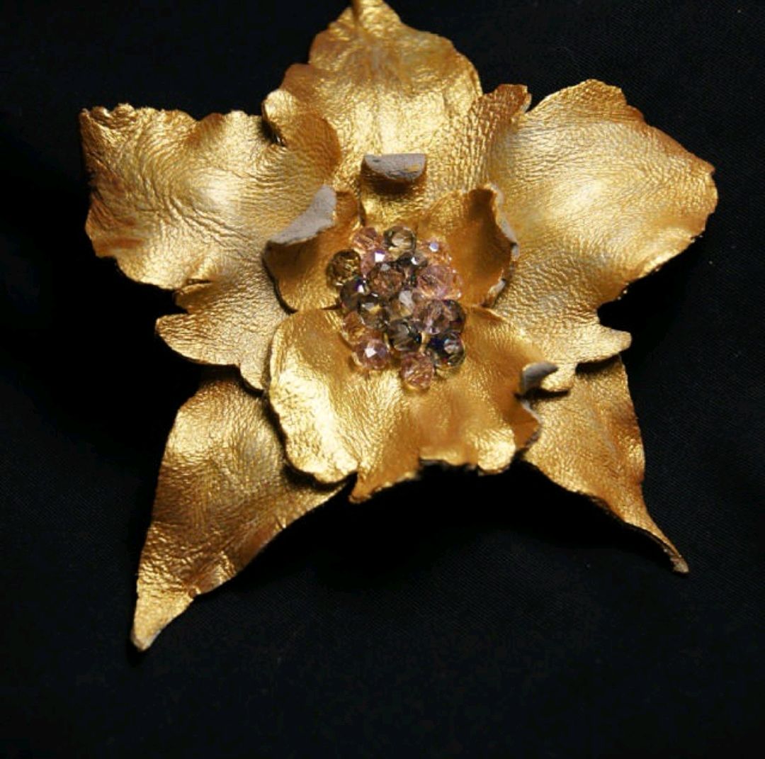 Золотая орхидея из кожи в интернет-магазине Ярмарка Мастеров по цене 3500 ₽– TK5WARU