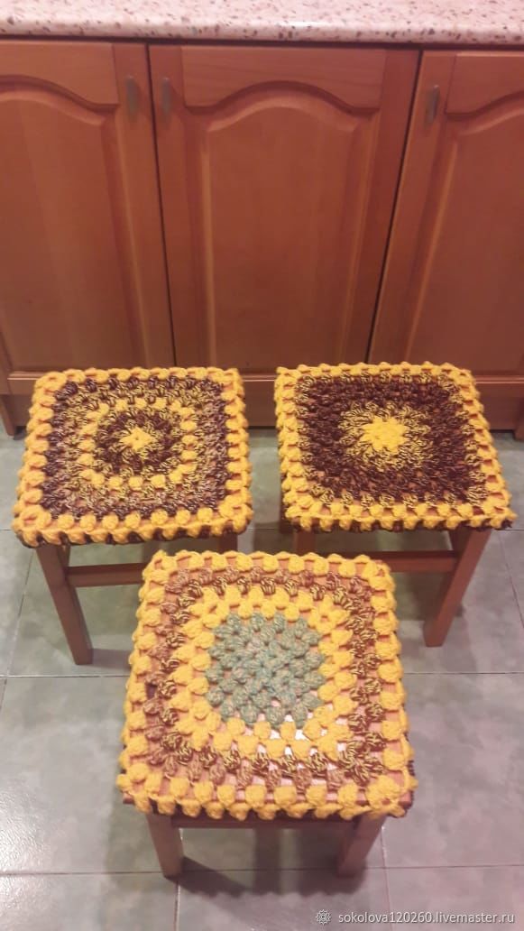 Вязаные чехлы на стулья. Накидки на табуретки. Чехол на табурет связанный крючком. Чехол на табурет связанный крючком. Вязаные чехлы на табуретки.