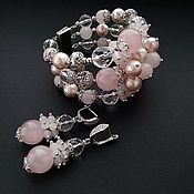 Bracelet with pendants of onyx and natural quartz