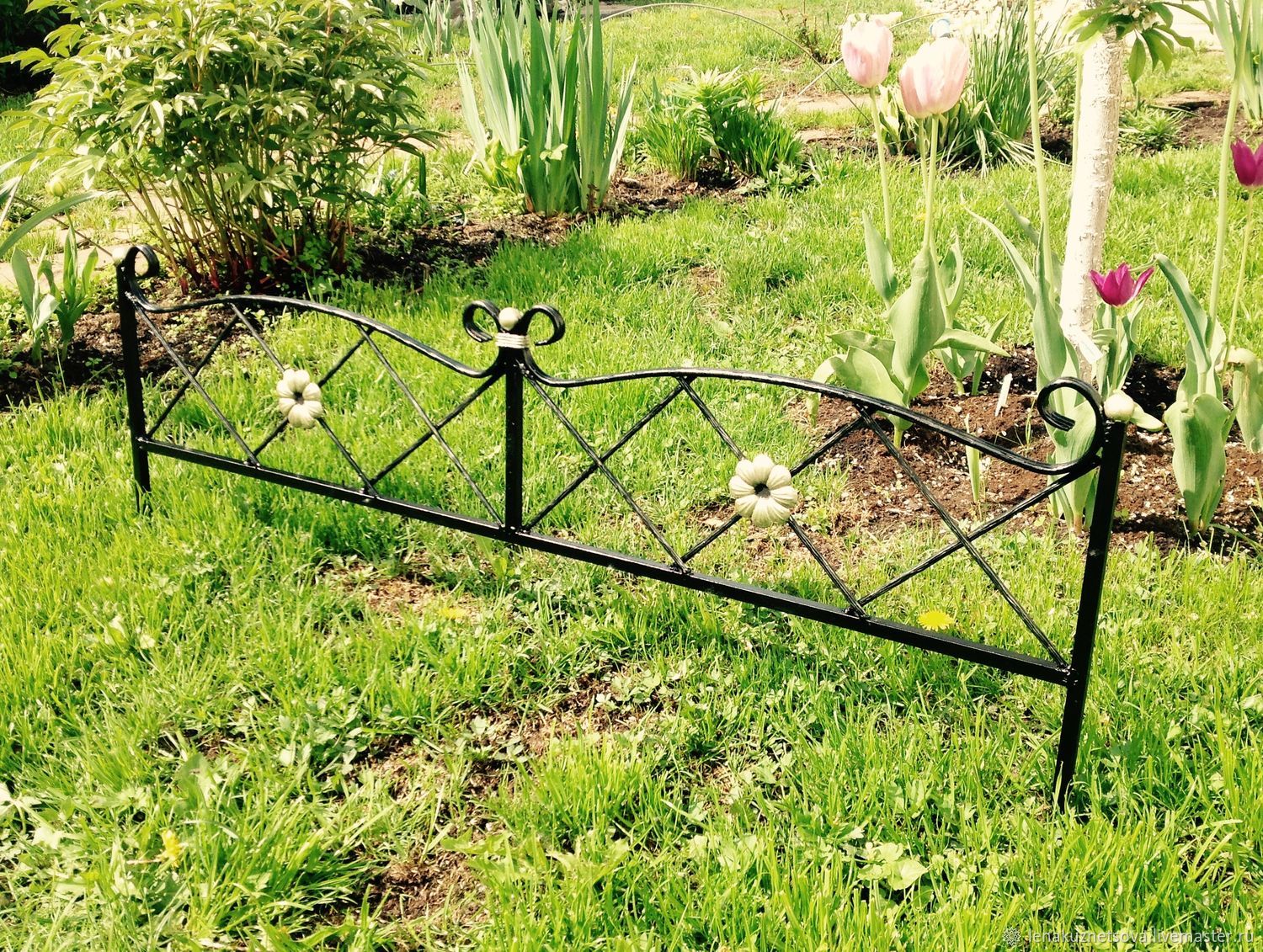 Забор для палисадника из металла. Кованые ограждения для клумб. Кованые ограждения для цветников. Ограждение для палисадника. Оградка для палисадника из металла.